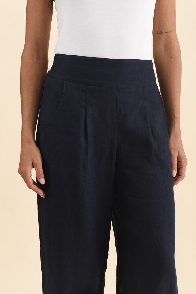 Lassie Navy Linen Barrel Pants,Brunette model,alt text|model:Brontie image 7