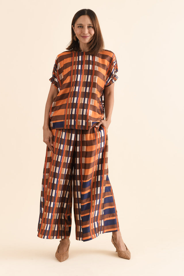 Lattice Orange Check Top,Full Body,Brunette model,alt text|model:Cara image 6