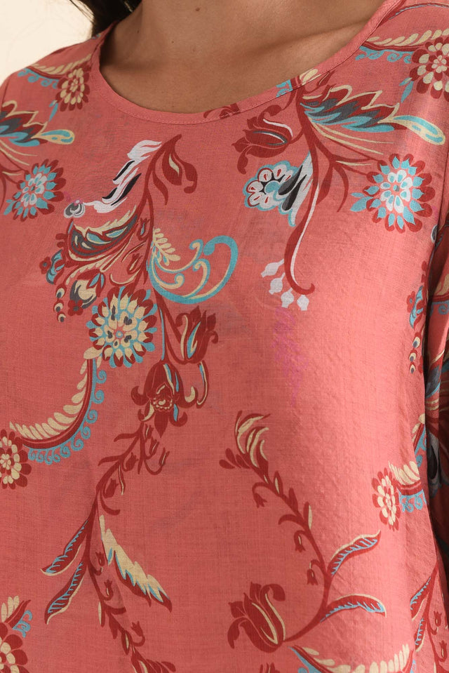Liora Coral Floral Layered Top,Detail,Brunette model,alt text|model:Brontie image 5