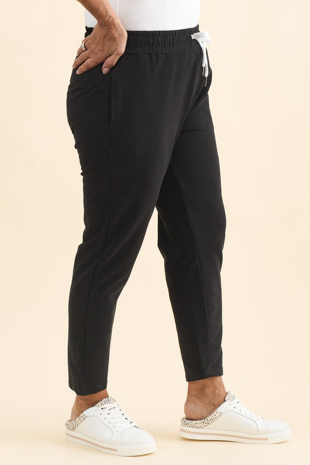 Lobby Black Cotton Relaxed Sweatpants,Brunette model,alt text|model:Pilita image 11
