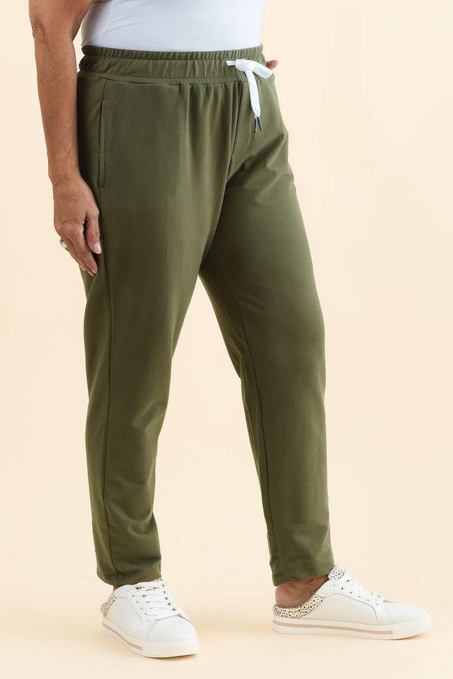 Lobby Khaki Cotton Relaxed Sweatpants,Brunette model,alt text|model:Pilita image 11