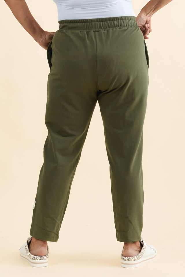Lobby Khaki Cotton Relaxed Sweatpants,Brunette model,alt text|model:Pilita image 12