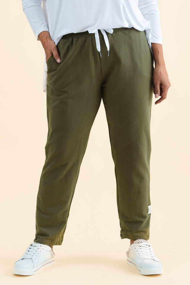 Lobby Khaki Cotton Relaxed Sweatpants,Brunette model,alt text|model:Pilita image 9