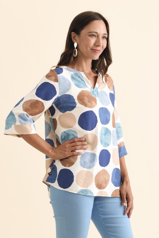 alt text|model:Cara image 4