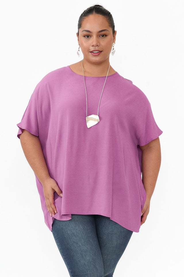plus-size,curve-tops,plus-size-sleeved-tops alt text|model:Maiana;wearing:Curve