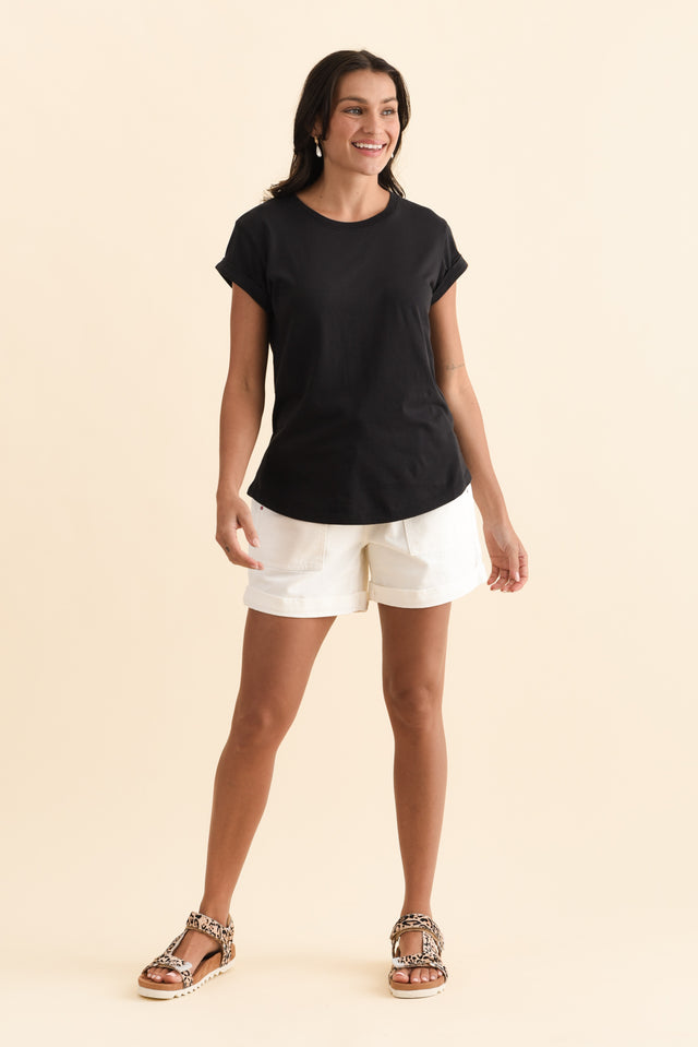 Manly Black Cotton Tee,Brunette model,alt text|model:Brontie image 8