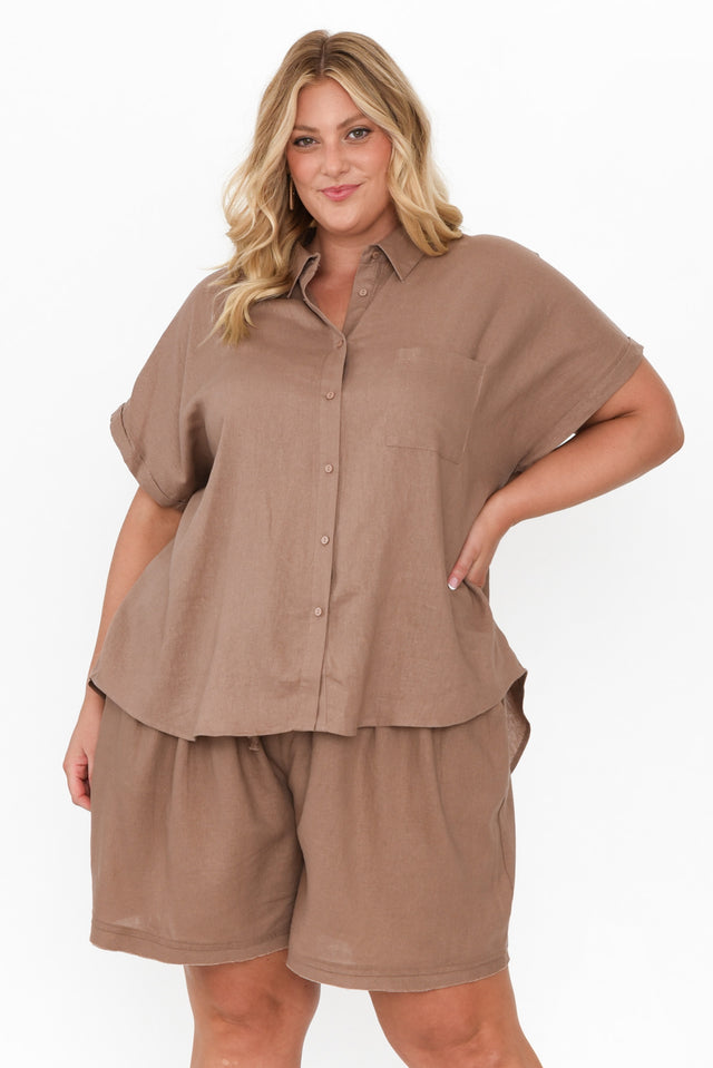 plus-size,curve-tops,plus-size-shirts,plus-size-linen-tops alt text|model:Caitlin;wearing:XL
