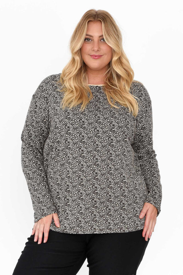 plus-size,curve-tops,plus-size-sleeved-tops,plus-size-cotton-tops,plus-size-winter-clothing,alt text|model:Caitlin;wearing:XXL