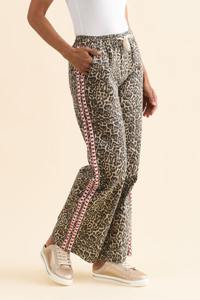 alt text|model:Cara image 4