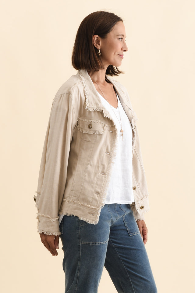 alt text|model:Cara image 3