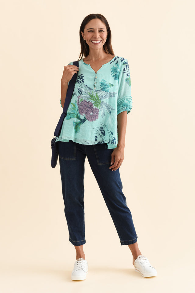 alt text|model:Cara image 3