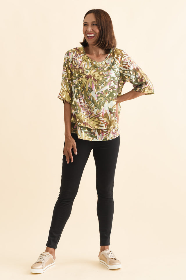 alt text|model:Cara image 3