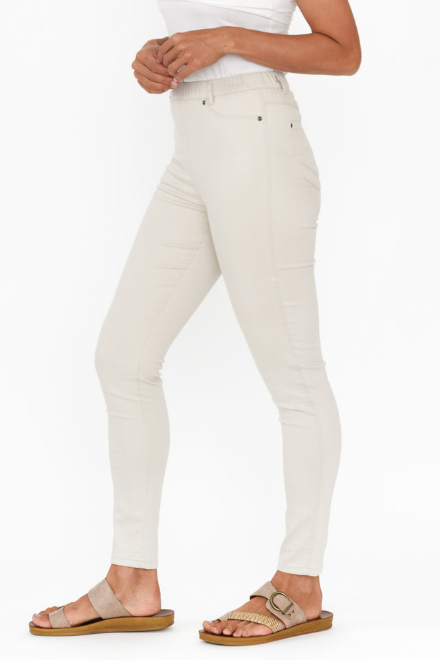 alt text|model:Cara image 7