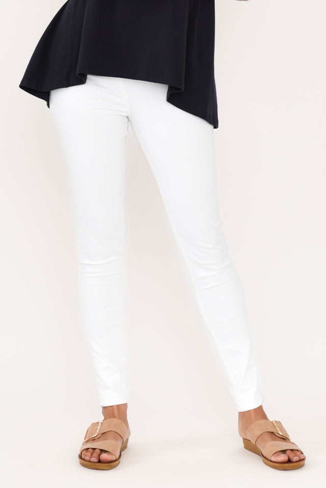 alt text|model:Cara image 2