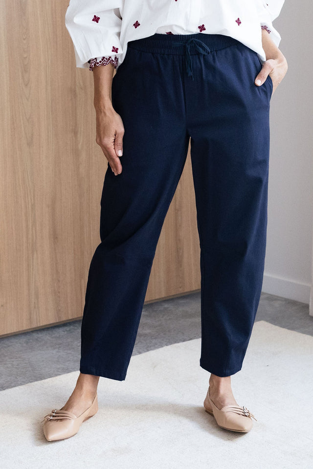 Andy Navy Cotton Barrel Pants,Lifestyle image 1