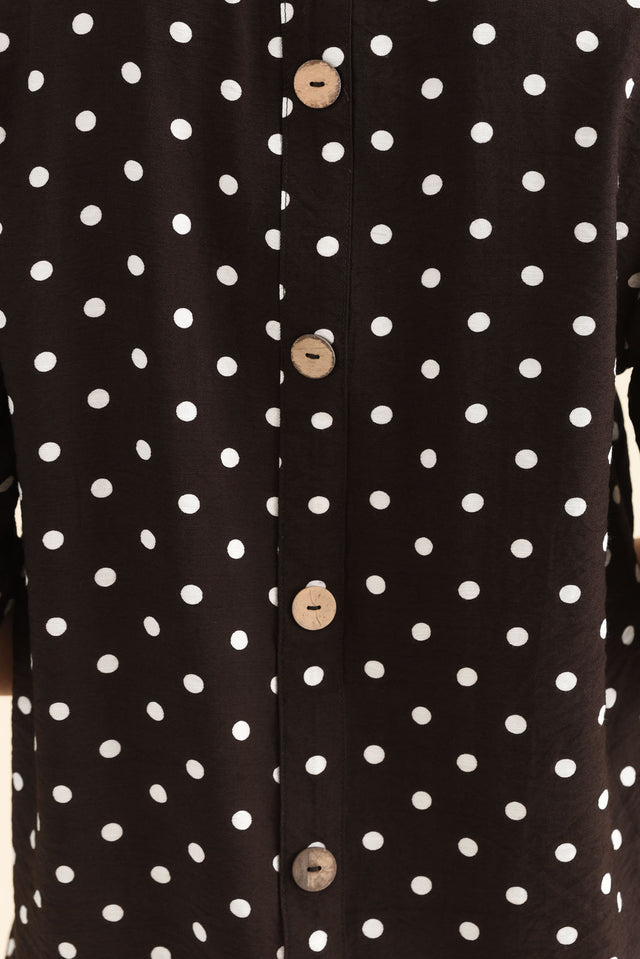 Riveria Brown Spot V Neck Top,Detail,Brunette model,alt text|model:Laura image 5