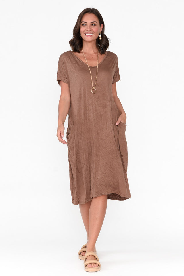 Travel Brown Crinkle Cotton Dress,Brunette model,alt text|model:MJ