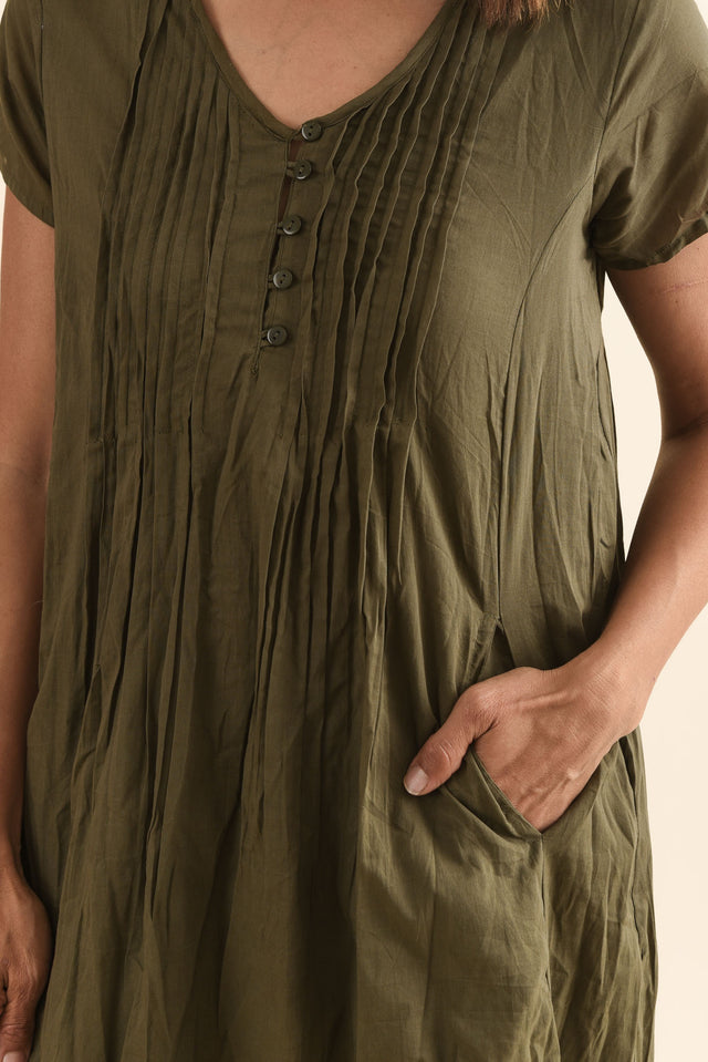 Sabina Sage Crinkle Cotton Dress,Detail,Brunette model,alt text|model:Cara image 7