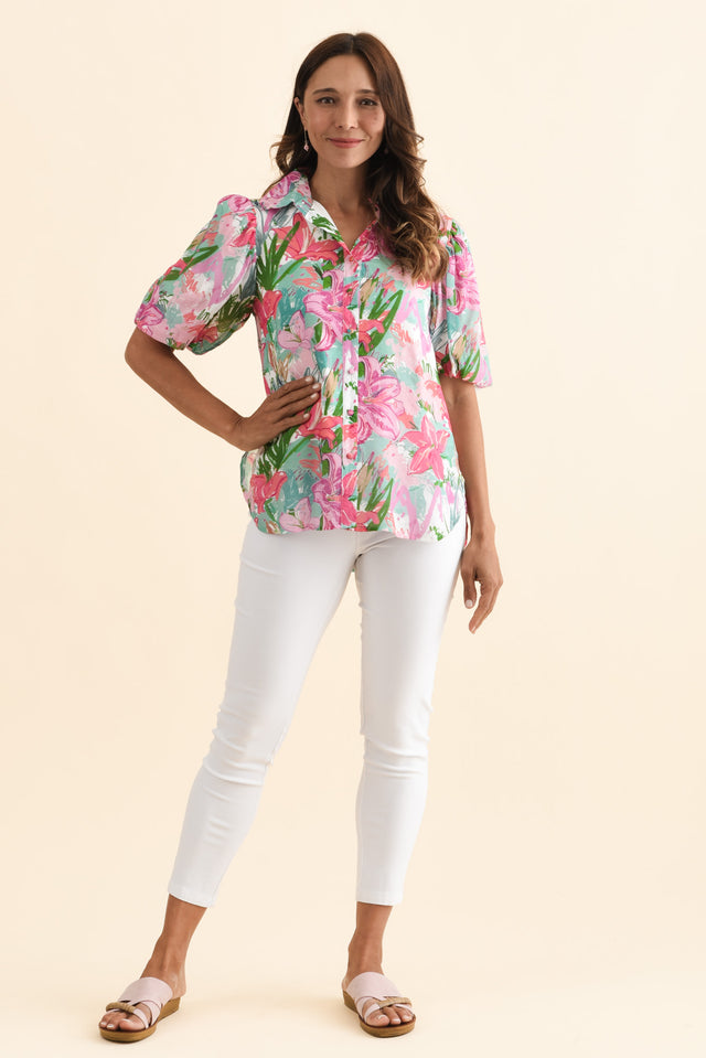 alt text|model:Cara image 3