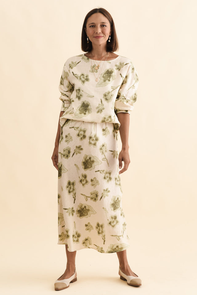 Saloma Cream Floral Linen Scoop Neck Top,Brunette model,alt text|model:Cara image 7