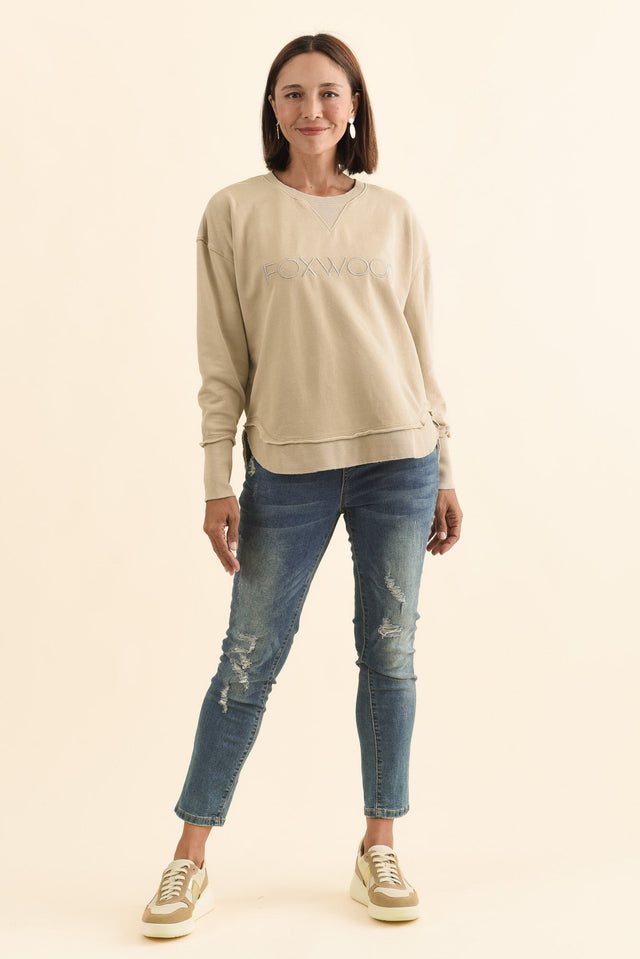 Simplified Oat Cotton Crewneck Sweatshirt,Brunette model,alt text|model:Cara image 4