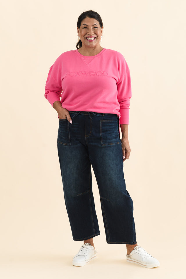 BB Barrel Dark Blue Jeans,Brunette model,alt text|model:Pilita image 10
