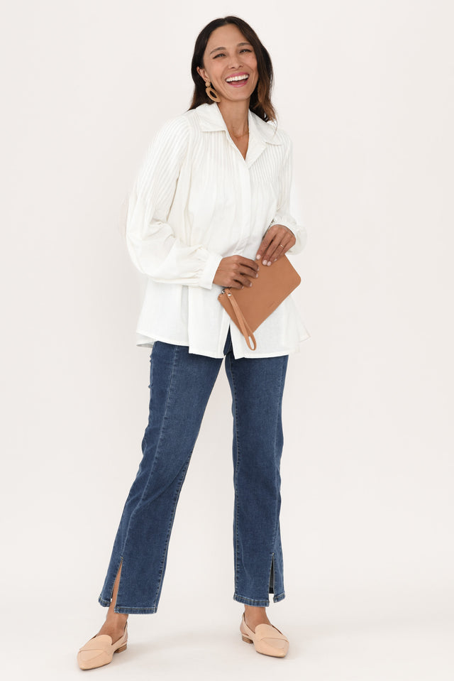 alt text|model:Cara image 3