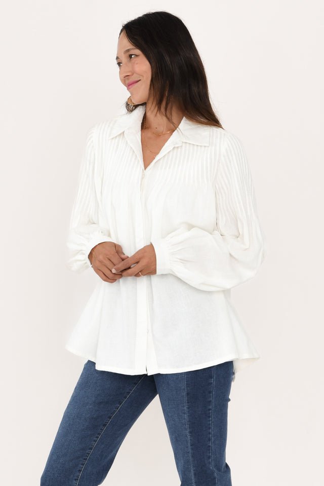 alt text|model:Cara image 4