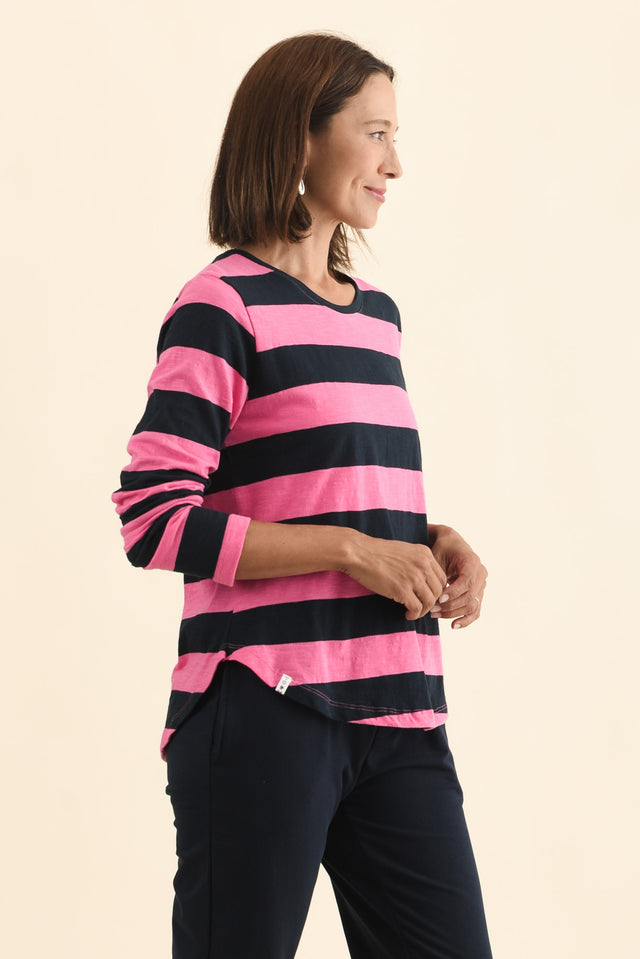 alt text|model:Cara image 3