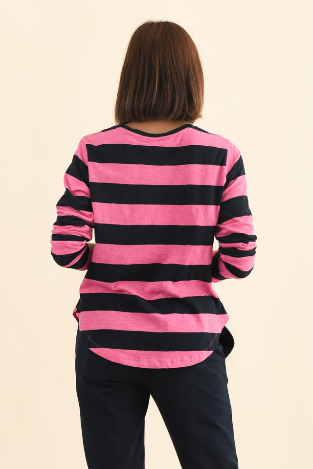 alt text|model:Cara image 4