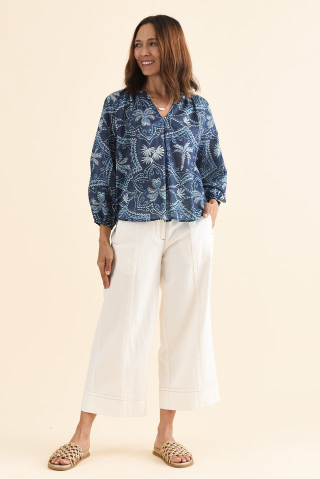 Timon Blue Palm Cotton Top,Full Body,Brunette model,alt text|model:Cara image 2