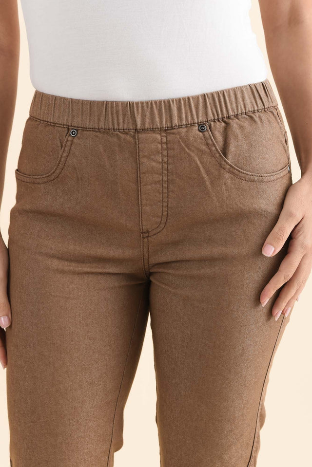 Tora Mocha Stretch Shorts,Detail,Brunette model,alt text|model:MJ image 7