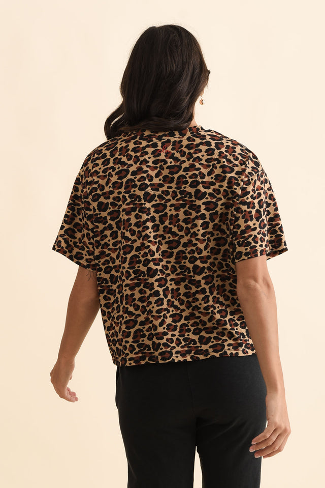 Vena Brown Animal Cotton Tee,Brunette model,alt text|model:Brontie image 5