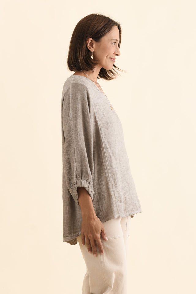 alt text|model:Cara image 4