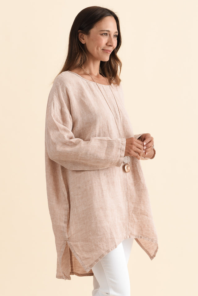 alt text|model:Cara image 4