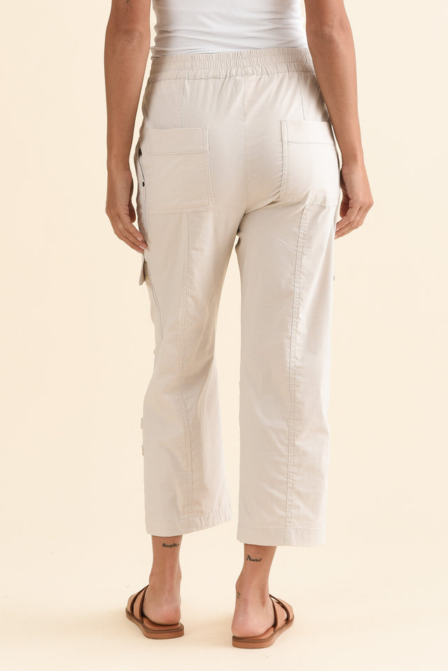 Air-Lite Sand Stretch Cargo Pants,Back,Brunette model,alt text|model:Brontie image 4
