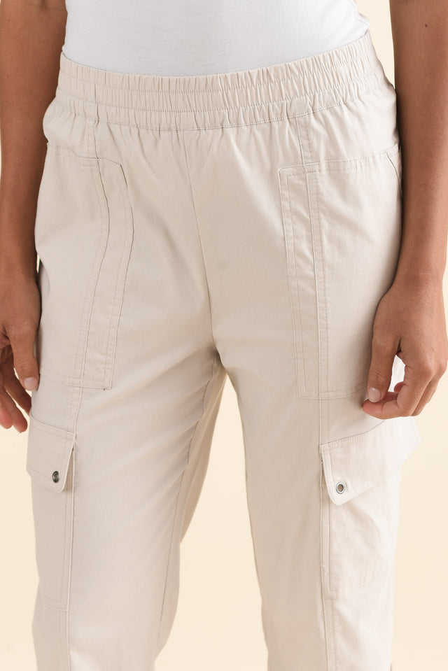 Air-Lite Sand Stretch Cargo Pants,Detail,Brunette model,alt text|model:Brontie image 5
