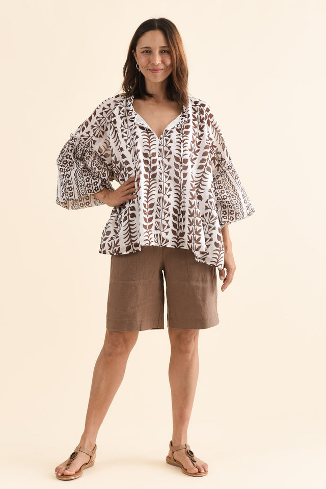 Aster Mocha Linen Shorts,Full Body,Brunette model,alt text|model:Cara image 6