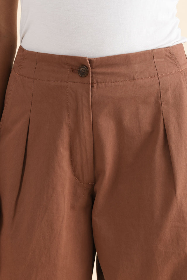Alma Tan Cotton Barrel Pants,Detail,Brunette model,alt text|model:Brontie image 5