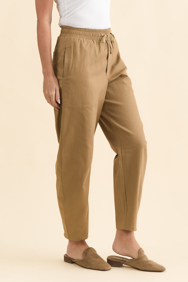 Andy Camel Cotton Barrel Pants,Brunette model,alt text|model:MJ image 4