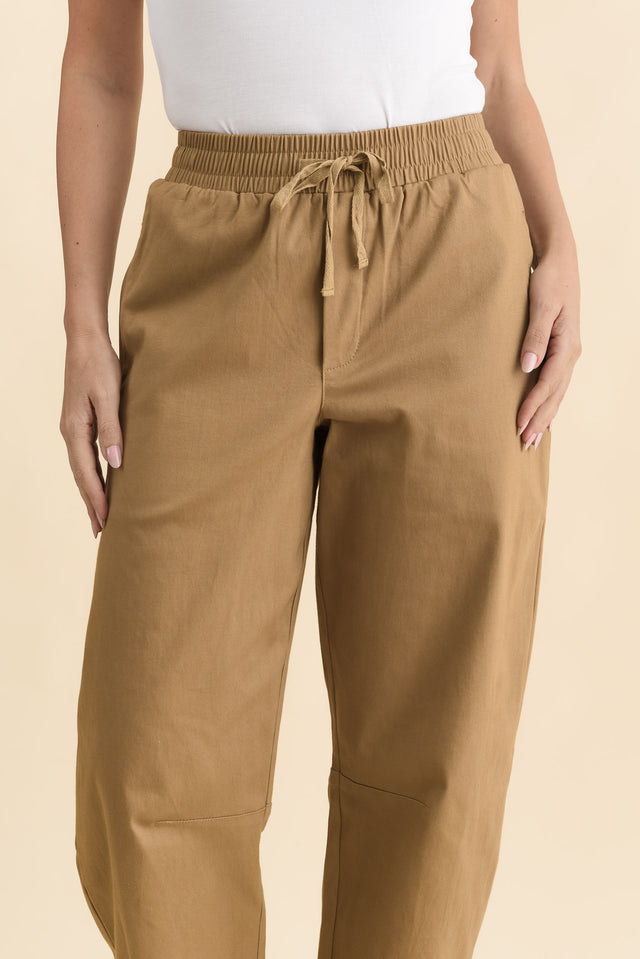 Andy Camel Cotton Barrel Pants,Brunette model,alt text|model:MJ image 6