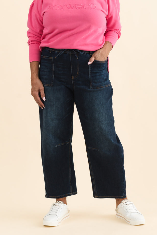 BB Barrel Dark Blue Jeans,Brunette model,alt text|model:Pilita image 9
