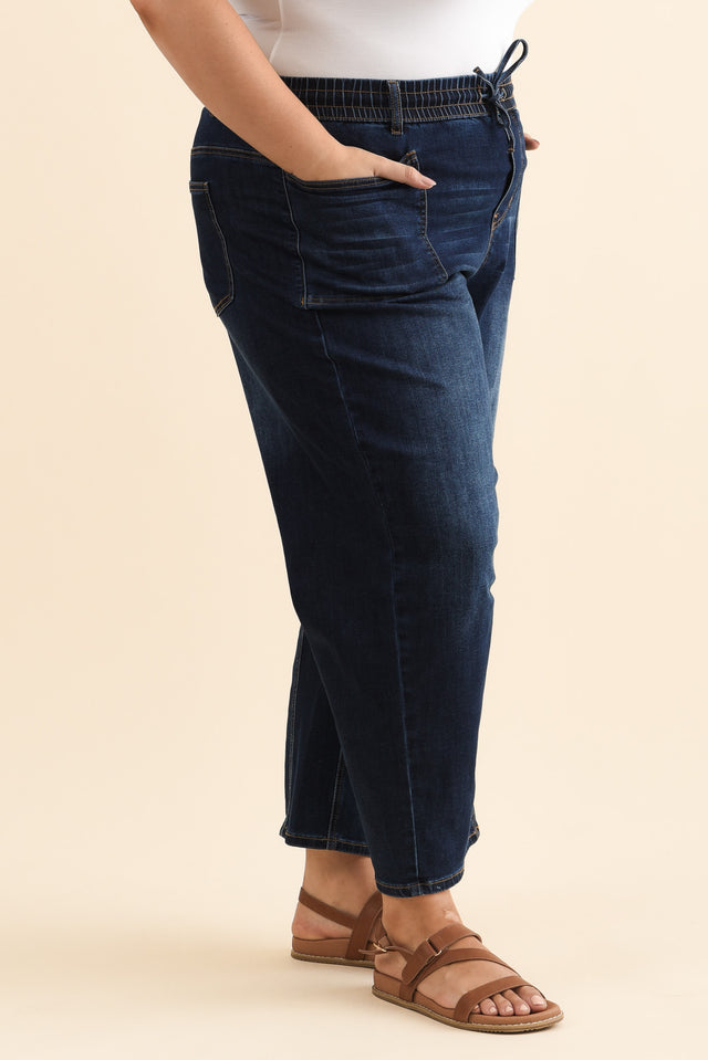 BB Barrel Dark Blue Jeans,Brunette model,alt text|model:Gabby image 15