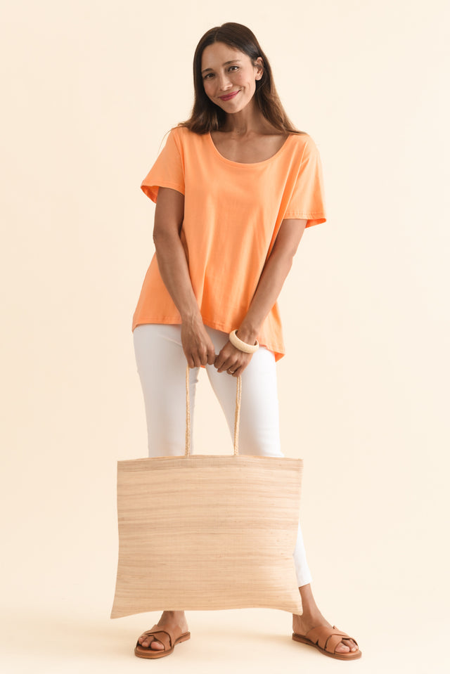 alt text|model:Cara image 3