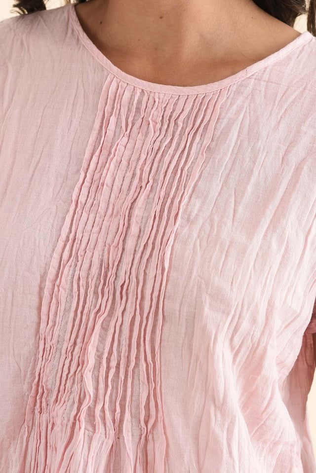Beck Pink Crinkle Cotton Top,Detail,Brunette model,alt text|model:Brontie image 5