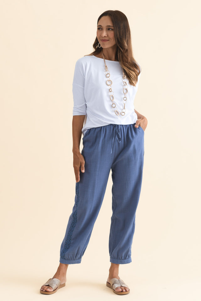 alt text|model:Cara image 3