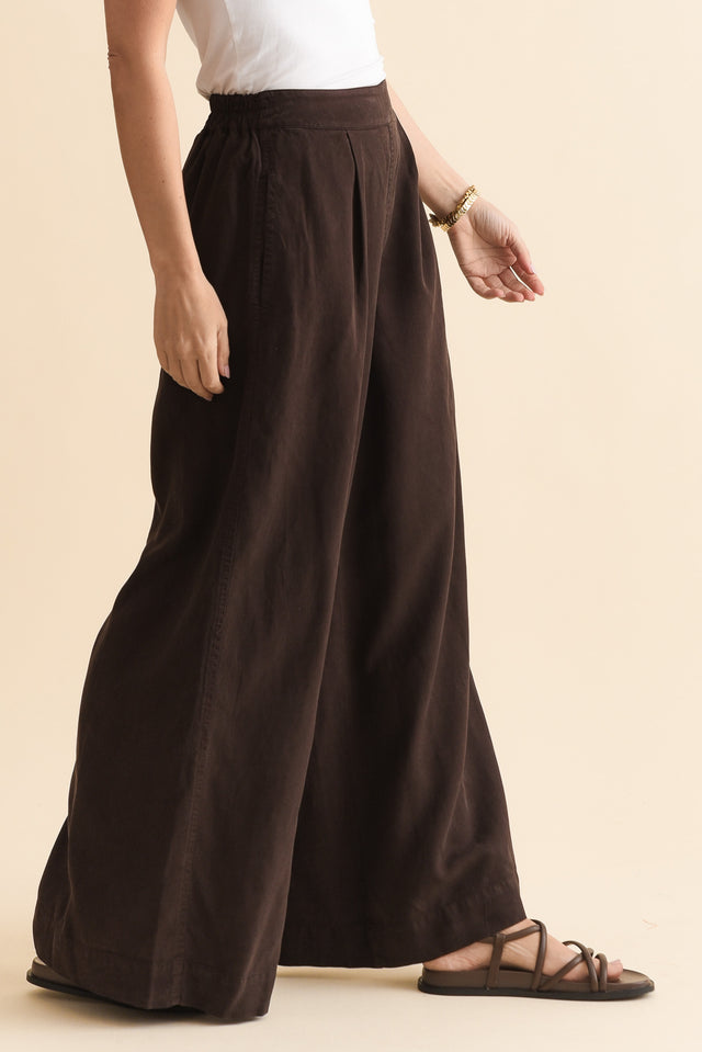 Bliss Chocolate Linen Blend Pocket Pants,Side,Brunette model,alt text|model:MJ image 3