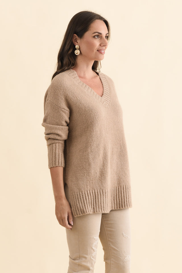 Brilla Natural V Neck Jumper,Brunette model,alt text|model:MJ image 5
