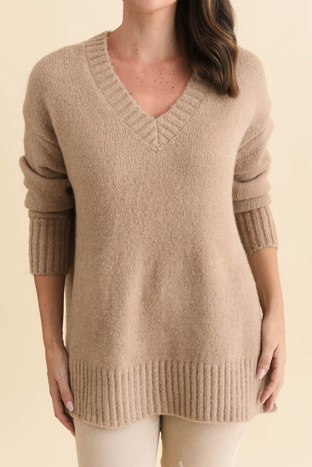 Brilla Natural V Neck Jumper,Brunette model,alt text|model:MJ image 7
