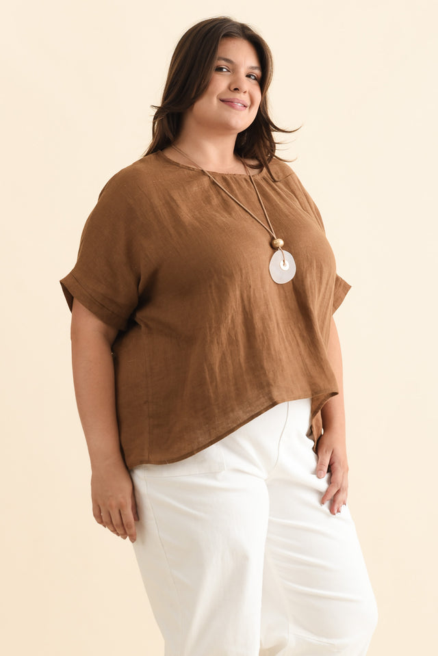 Chaya Mocha Linen Top,Brunette model,alt text|model:Gabby image 15